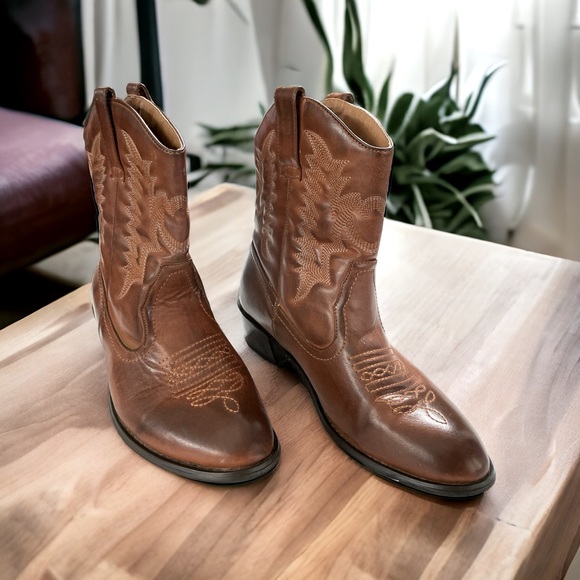 Charming Charlie Shoes - Women's Cowboy Western
Brown Stitched Boots, Pointed Toe, Slip On size 10